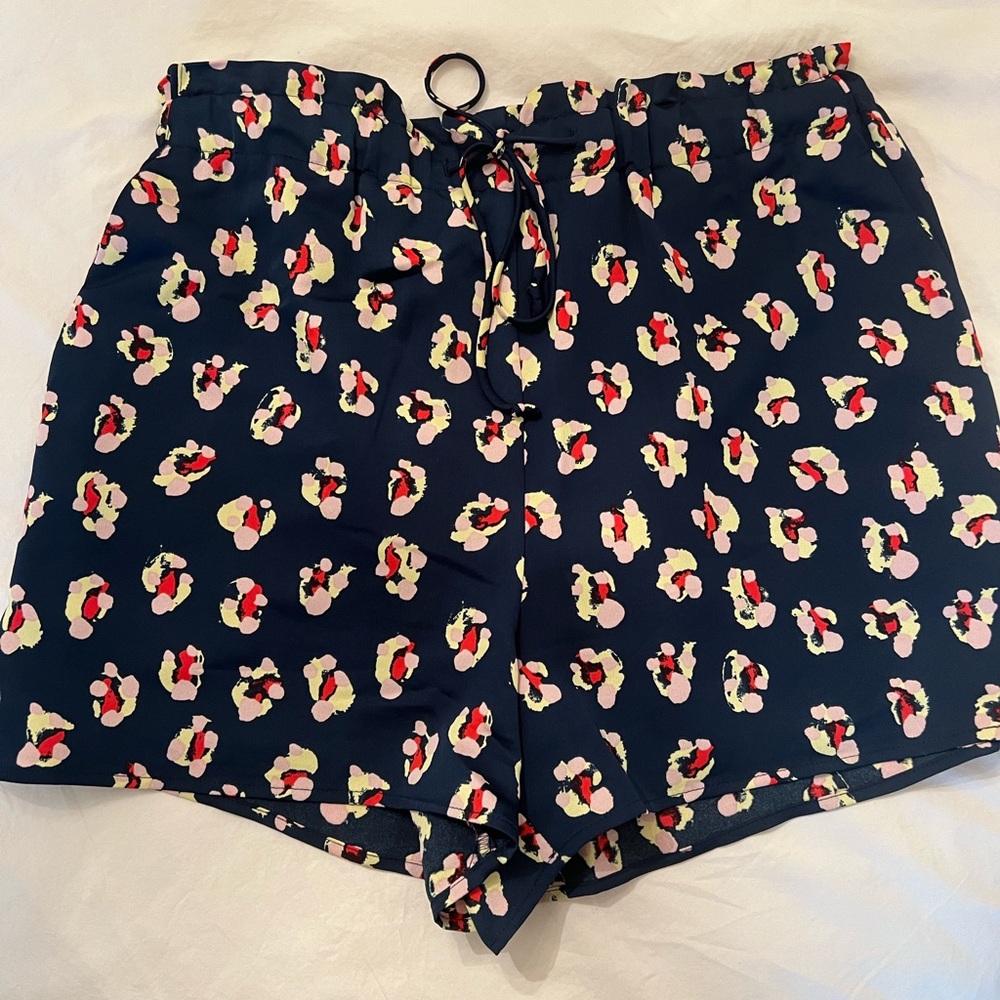 Women’s floral paperbag dress shorts BCBGeneration M